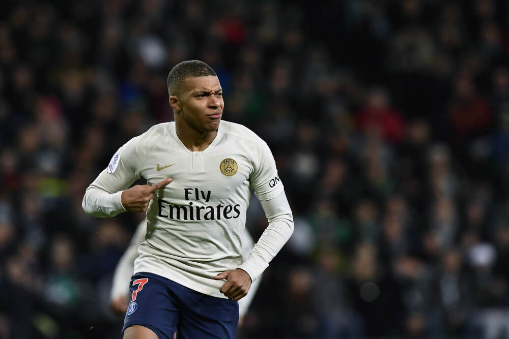 姆总又看上了！姆巴佩和弟弟伊桑现场观战非洲杯喀麦隆vs科特迪瓦